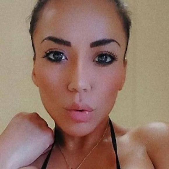 Hello to all!!! Nancy 5'2 34DDD M-L top 6-8 bottom 7 1/2 shoe size. 💄💋 - Picture 1 of 6